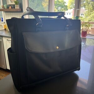 Samsonite- Black Roller bag